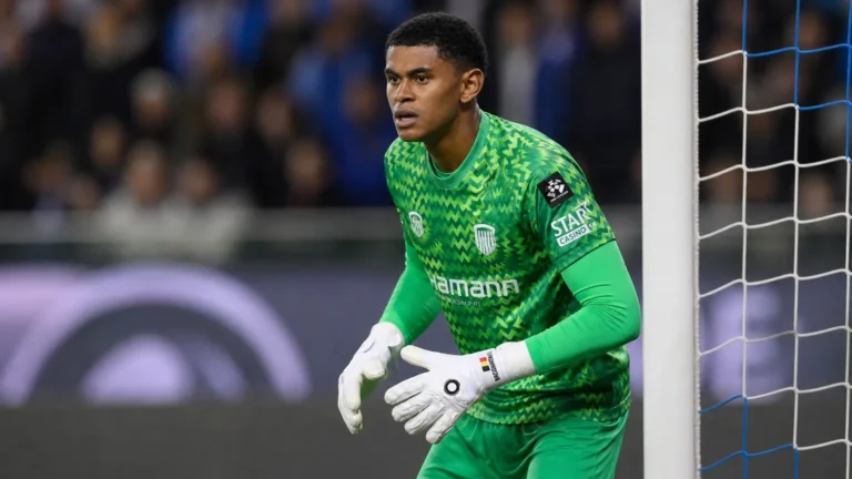 Lucca Brughmans in doelmansoutfit van KRC Genk tijdens een wedstrijdactie.