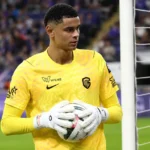 Lucca Brughmans van KRC Genk houdt een bal vast na de wedstrijd.
