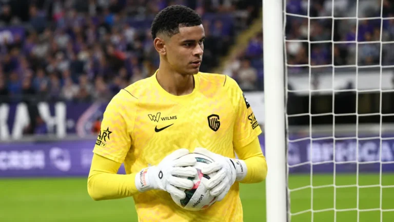 Lucca Brughmans van KRC Genk houdt een bal vast na de wedstrijd.