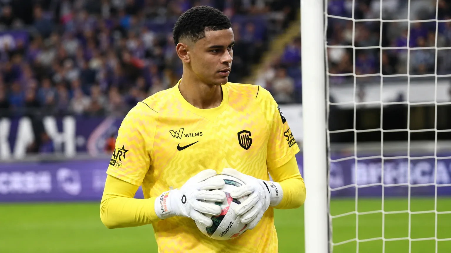 Lucca Brughmans van KRC Genk houdt een bal vast na de wedstrijd.