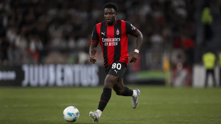 Een AC Milan-speler jaagt op de bal tijdens een wedstrijd tegen Juventus.