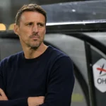 Timmy Simons langs de zijlijn in de technische zone van OH Leuven na een wedstrijd.