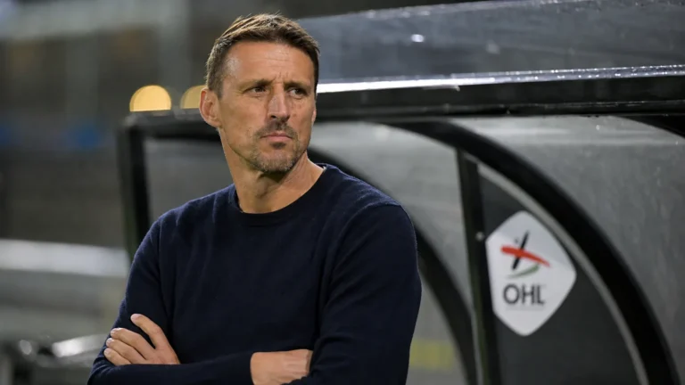 Timmy Simons langs de zijlijn in de technische zone van OH Leuven na een wedstrijd.