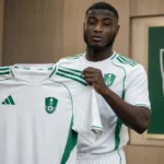 Ibrahima Diaby poseert tijdens een officiële Al-Ahli-shirtpresentatie.