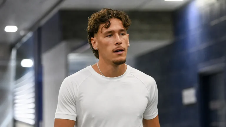 Lucas Stassin in neutrale sportkleding in de mixed zone van een stadion.