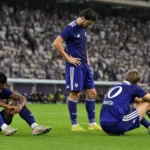 Teleurgestelde Anderlecht-spelers in paarse wedstrijdtenues na het laatste fluitsignaal.