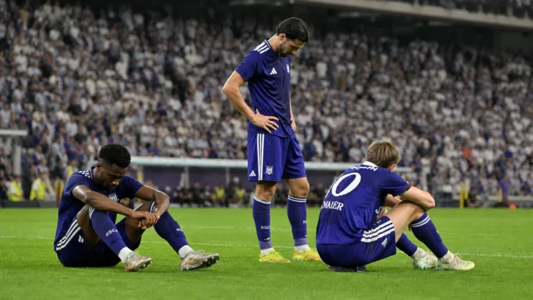 Teleurgestelde Anderlecht-spelers in paarse wedstrijdtenues na het laatste fluitsignaal.