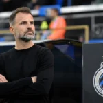 Ivan Leko staat aan de zijlijn in het Jan Breydelstadion naast een vast Club Brugge-bord.