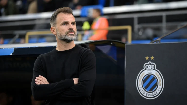 Ivan Leko staat aan de zijlijn in het Jan Breydelstadion naast een vast Club Brugge-bord.