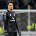 Senne Lammens in doelmansoutfit van Manchester United in het strafschopgebied na een wedstrijd.