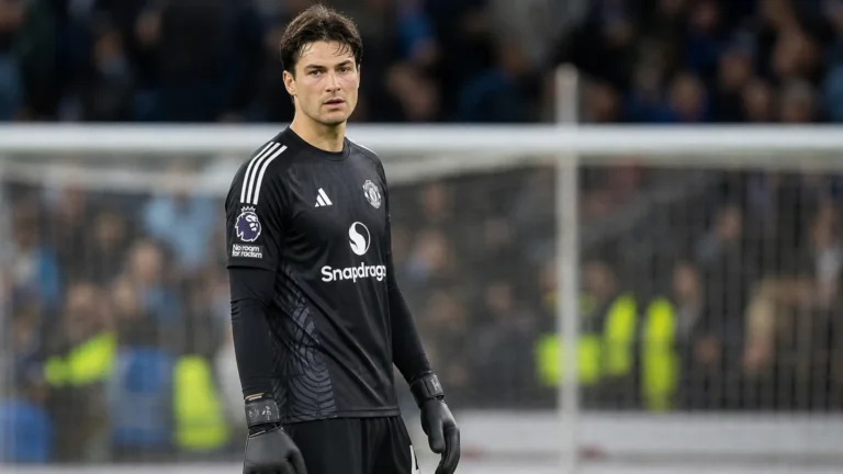 Senne Lammens in doelmansoutfit van Manchester United in het strafschopgebied na een wedstrijd.