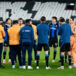 Club Brugge-spelers en staf verzamelen op de grasmat van het Jan Breydelstadion.