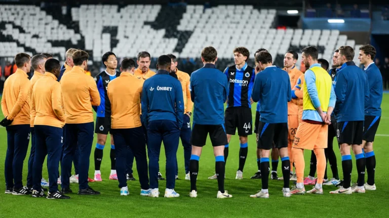 Club Brugge-spelers en staf verzamelen op de grasmat van het Jan Breydelstadion.