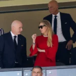 FIFA-officials in een stadionloge tijdens een gesprek.