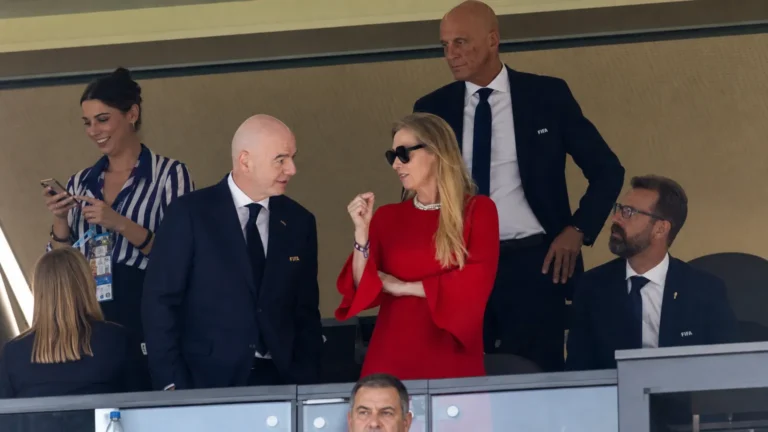 FIFA-officials in een stadionloge tijdens een gesprek.