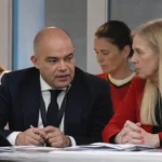 Federatiefunctionarissen tijdens een formeel overleg in een vergaderzaal.