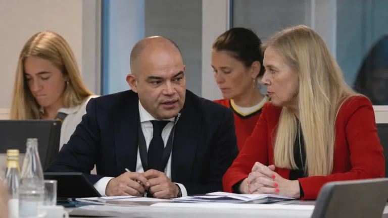 Federatiefunctionarissen tijdens een formeel overleg in een vergaderzaal.