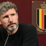Mark van Bommel kijkt aandachtig in een mediazaal van de Rode Duivels.