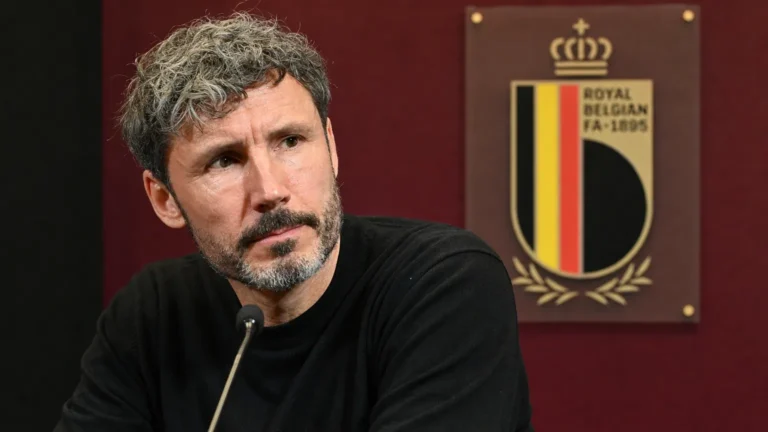 Mark van Bommel kijkt aandachtig in een mediazaal van de Rode Duivels.