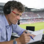 Peter Vandenbempt met headset tijdens een voetbaluitzending.