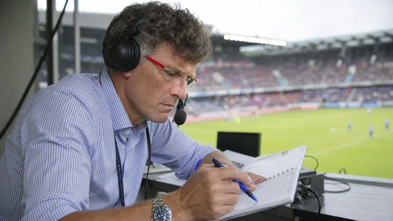 Peter Vandenbempt met headset tijdens een voetbaluitzending.