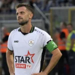 Een speler van OH Leuven reageert na afloop naast het veld.
