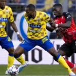 STVV-spelers in geel-blauwe tenues in een duel om de bal.