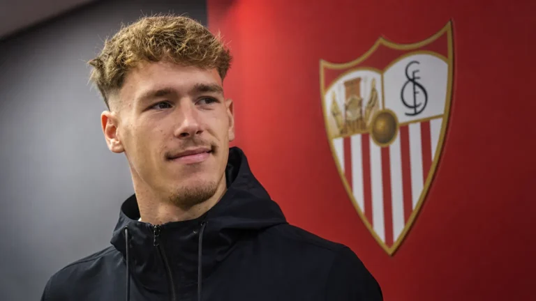 Lucas Stassin in een donkere trainingsjas in de mediazone van Sevilla.