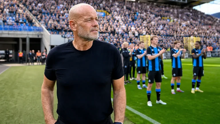 Bart Verhaeghe staat op de grasrand van het Jan Breydelstadion met Club Brugge-spelers op de achtergrond.