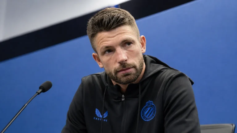 Brandon Mechele spreekt tijdens een persmoment van Club Brugge in een zwarte clubjas.
