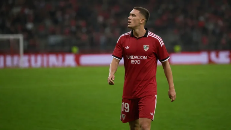 Lucas Stassin van Sevilla op het veld na een doelpunt.