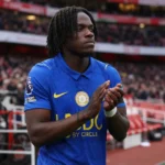 Roméo Lavia in het blauwe Chelsea-tenue langs de zijlijn van het Emirates Stadium.