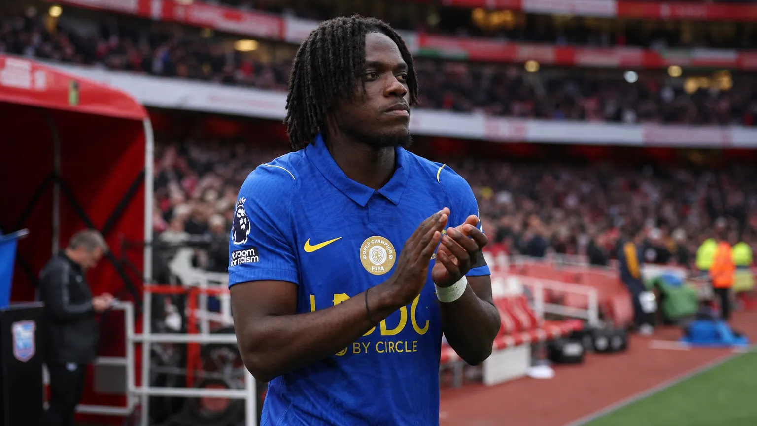 Roméo Lavia in het blauwe Chelsea-tenue langs de zijlijn van het Emirates Stadium.