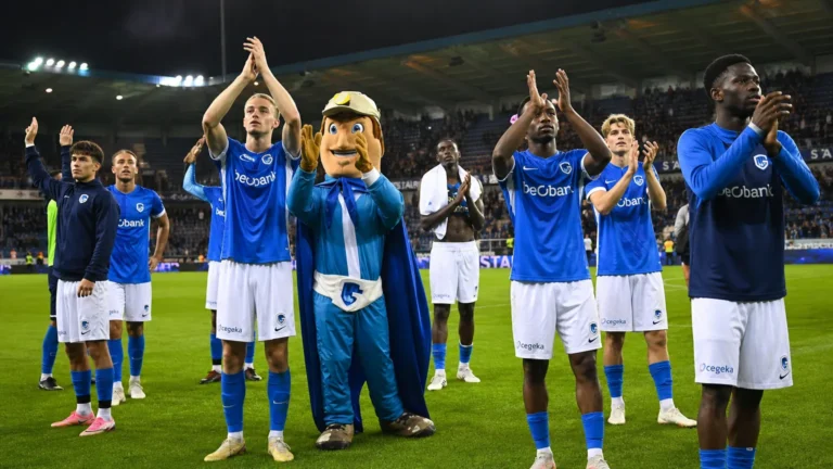 Een groep KRC Genk-spelers applaudisseert op het veld richting de tribunes.
