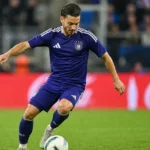 Enric Llansana van Anderlecht in actie met de bal tijdens een wedstrijd.