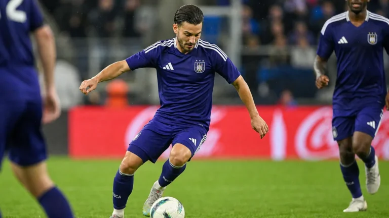 Enric Llansana van Anderlecht in actie met de bal tijdens een wedstrijd.