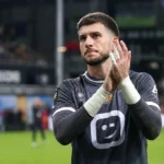 Nacho Miras applaudisseert de supporters van KV Mechelen na een wedstrijd.