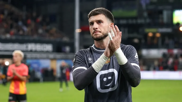 Nacho Miras applaudisseert de supporters van KV Mechelen na een wedstrijd.