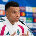 Kylian Mbappé spreekt op een persconferentie van Real Madrid.