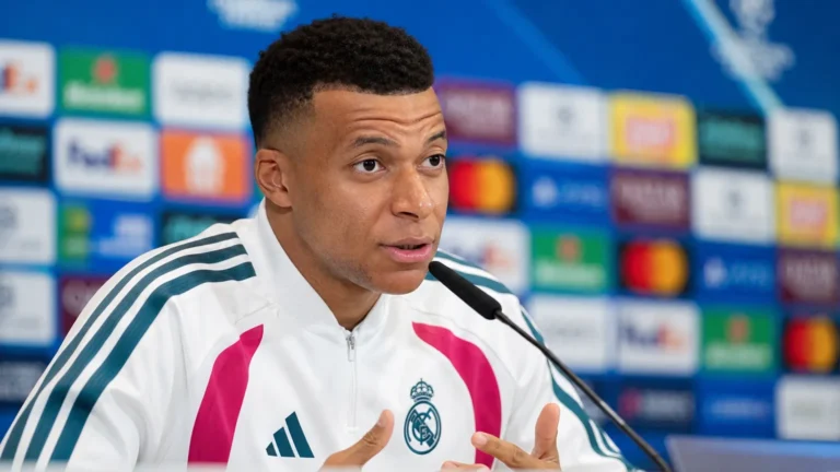 Kylian Mbappé spreekt op een persconferentie van Real Madrid.
