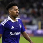 Tawfik Bentayeb in het paarse wedstrijdshirt van Anderlecht aan de rand van het veld.