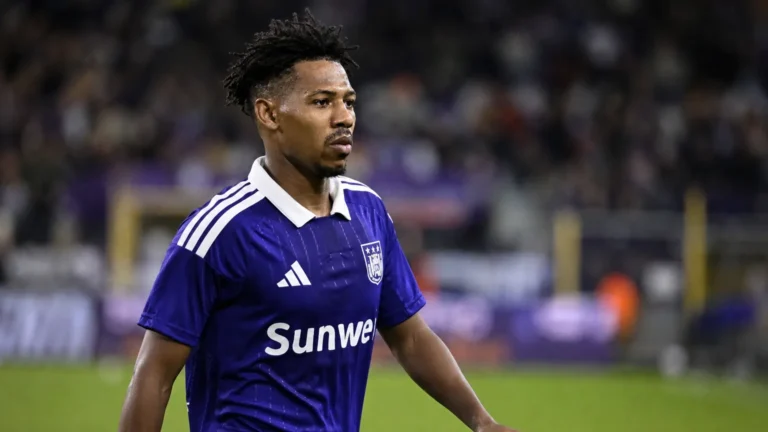 Tawfik Bentayeb in het paarse wedstrijdshirt van Anderlecht aan de rand van het veld.