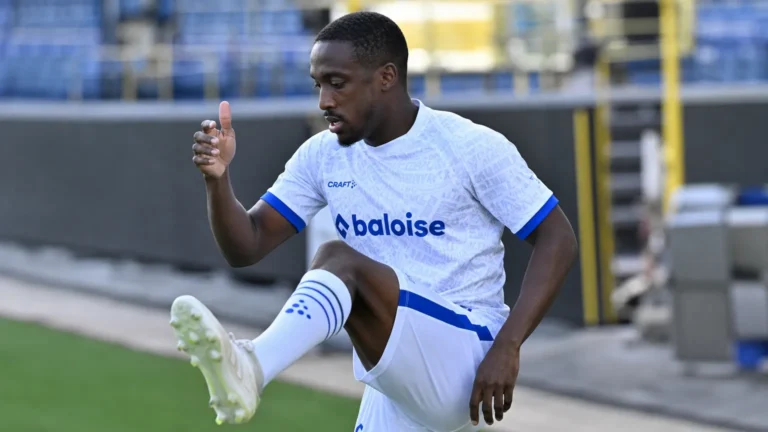 Michel-Ange Balikwisha warmt op langs de zijlijn in het tenue van KAA Gent.