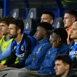 Een groep spelers van Club Brugge op de bank tijdens een wedstrijd.