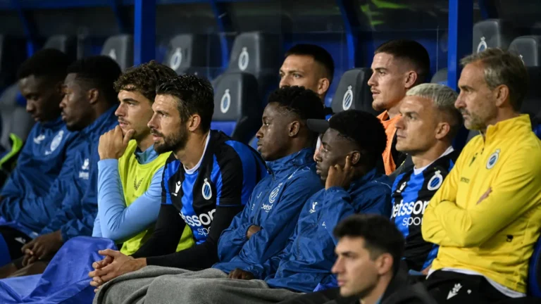 Een groep spelers van Club Brugge op de bank tijdens een wedstrijd.