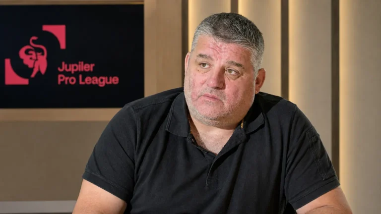 Philippe Albert tijdens een analysegesprek in een voetbalstudio met een Jupiler Pro League-paneel aan de muur.
