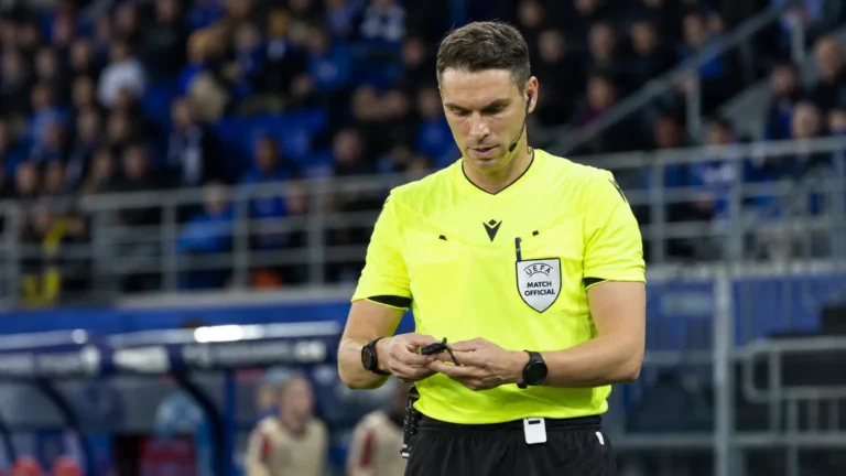 Sandro Schärer wandelt als UEFA-scheidsrechter over het veld voor een Europese wedstrijd.