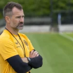 Ivan Leko volgt een training van Club Brugge langs het veld.