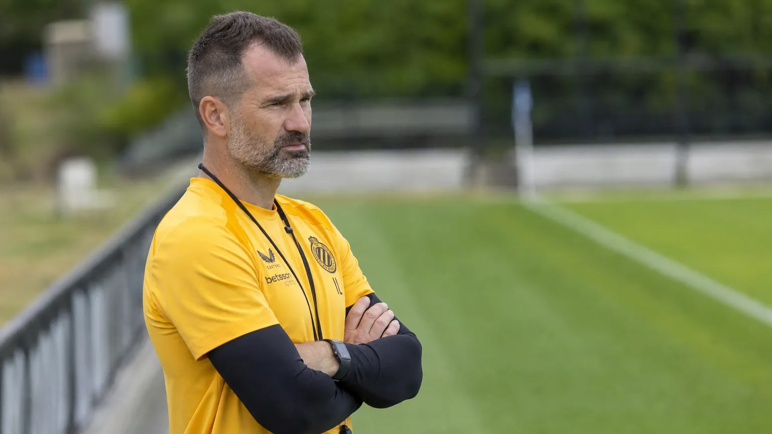Ivan Leko volgt een training van Club Brugge langs het veld.