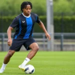Wisdom Mike tijdens een gecontroleerde opwarming op een trainingsveld.